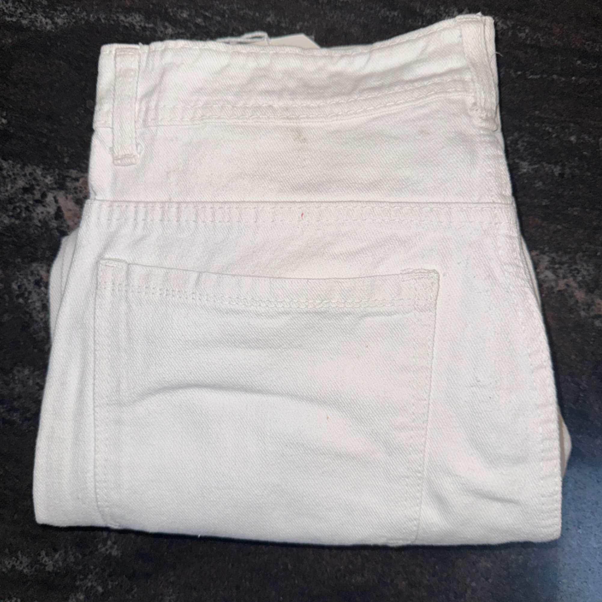 WHITE JEAN REGULAR FIT.